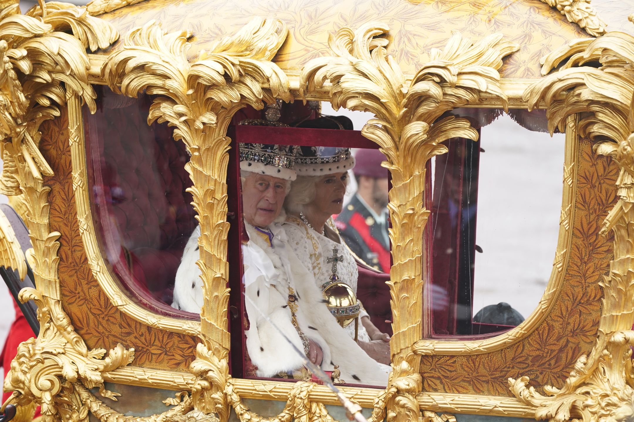 Król Karol III i królowa Camilla zmierzają do Pałacu Buckingham