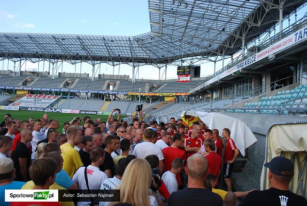 Kibice i piłkarze Korony sprzeciwili się decyzji o zwolnieniu Leszka Ojrzyńskiego.