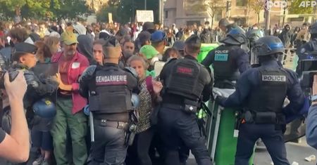 Tłumy na ulicach. We Francji wrze. Policja ruszyła na "żywą blokadę"