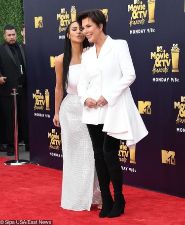 Kim Kardashian i Kris Jenner w 2018 MTV Movie oraz TV Awards w Barker Hangar  w Santa Monica w Kalifornii