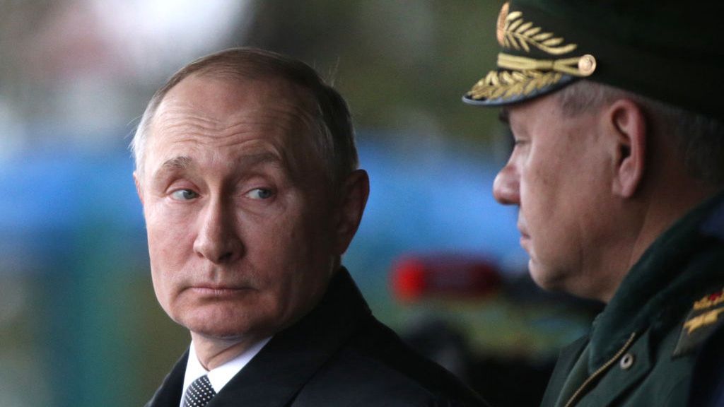 Władimir Putin ( z lewej) i Siergiej Szojgu (z prawej)