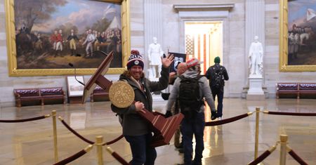 USA. Wtargnął na Kapitol, miał wynieść mównicę. Jest kolejny zatrzymany