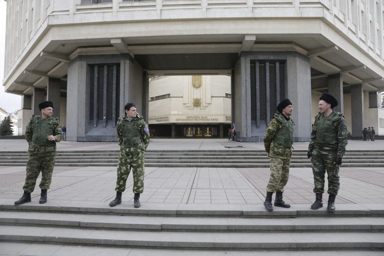 Prorosyjscy żołnierze pod budynkiem krymskiego parlamentu</br> zdjęcie z 6 marca
