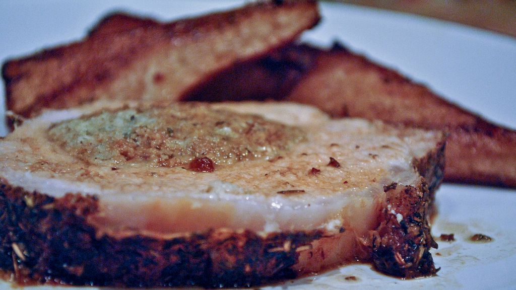 Opiekana polędwica wieprzowa z kością (mięso i tłuszcz)