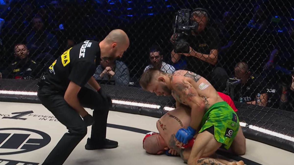 YouTube / Adam Niedźwiedź pokonał Marcina Krakowiaka przez poddanie 