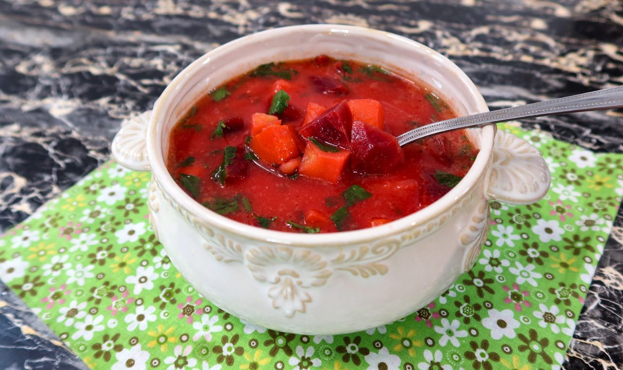 Przepis na aromatyczną zupę buraczkową na zimowe dni