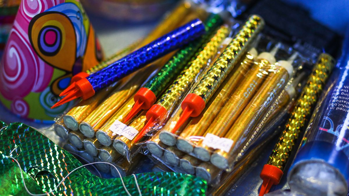 Kraków, 30.12.2021. Sprzedaż fajerwerków w jednym z punktów w Krakowie, 30 bm. Hurtownie i sklepy detaliczne sprzedające fajerwerki w Krakowie przeżywają oblężenie kupujących w ostatnich dniach przed nocą sylwestrową. Zdaniem przedstawicieli branży w okresie pandemii sprzedaż takiego asortymentu wzrosła nawet dwukrotnie. (jm) PAP/Art Service