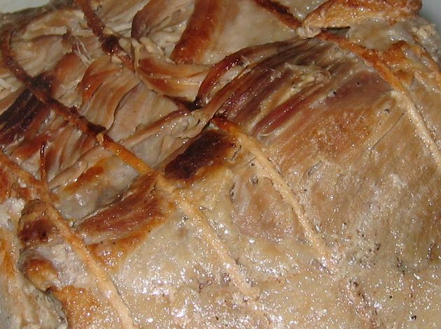 Pieczona polędwica wieprzowa z kością (mięso i tłuszcz)