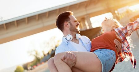 Słuchawki na długą podróż. Trzy popularne modele do 300 zł