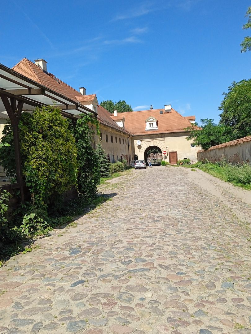 Na obrzeżach opactwa znajdują się zabudowania gospodarcze wykorzystywane m.in.  jako zajazd z restauracją oraz lokale mieszkalne