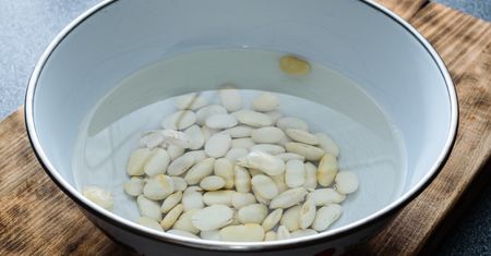 Czy fasolę trzeba moczyć przed gotowaniem? Niektórzy mogą być zaskoczeni odpowiedzią