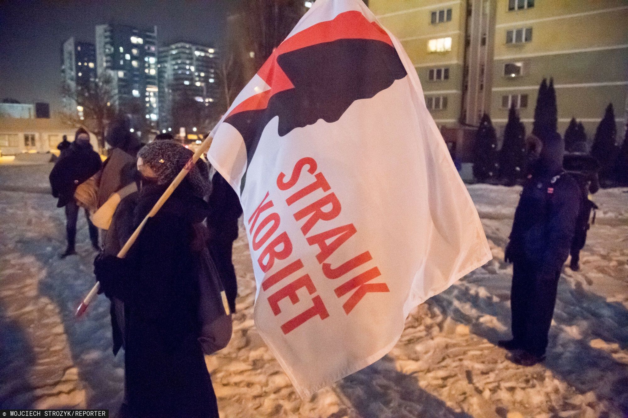 "Wysokie Obcasy" w ogniu krytyki za artykuł o stylizacjach na protesty