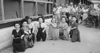 Rodzina Ovitzów. Karły, które przetrwały Auschwitz