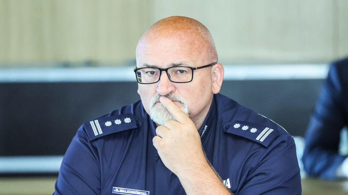 Sejmowa komisja nt. ?mierci dziecka w rodzinie zast?pczej
Fot. Wojciech Olkusnik/East News, Warszawa, 25.06.2025. 37. posiedzenie Sejmu X kadencji. Komisja do Spraw Dzieci i Mlodziezy. Informacja na temat zabezpieczenia dzieci w pieczy zastepczej i sytuacji rodziny biologicznej w zwiazku ze smierci? dziecka w rodzinie zastepczej.
N/z: Komendant Stoleczny Policji Dariusz Walichnowski
Wojciech Olkusnik