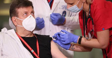 Szczepionka na COVID-19. Przed szczepieniem lekarz zawstydził dziennikarzy. Poszło o maseczki