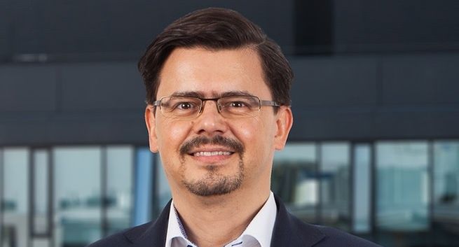 Play z mniejszym zarządem, Piotr Kuriata odchodzi po 16 latach pracy