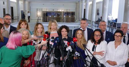 Lewica wściekła na KO. Posłanki znów złożą projekt o aborcji. "Giertych nie słucha się Tuska"
