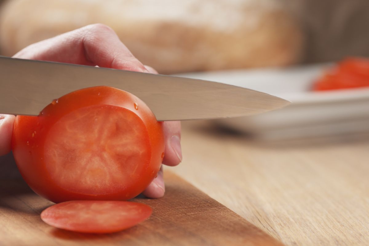 Pomidora najlepiej jest kroić w poprzek
