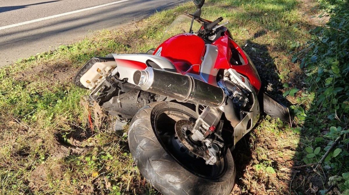 Motocykl zderzył się z osobówką. Kierowca był pijany