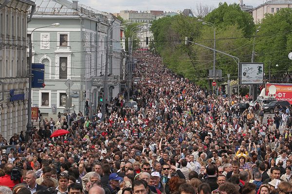 10 tys. przeciwników Putina wspólnie spacerowało po Moskwie