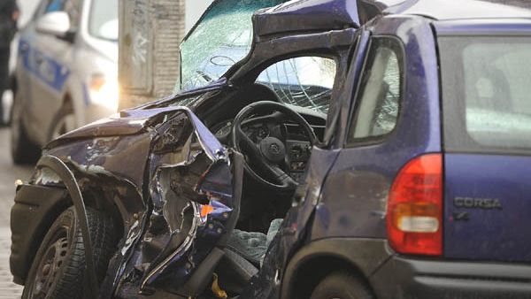 29 grudnia około godziny 8.30 rano 77-letni kierowca jadący oplem corsą nie ustąpił pierwszeństwa przejazdu i wjechał pod dostawczego mana. Po zderzeniu z ciężarówką corsa zatrzymała się na betonowym słupie. Kierowcę kilkadziesiąt minut reanimowano w karetce. Niestety zmarł w wyniku rozległych obrażeń. Kierowcy samochodu ciężarowego nic się nie stało. Do wypadku doszło na skrzyżowaniu ulicy św. Jana i ulicy św. Rocha w Pabianicach.