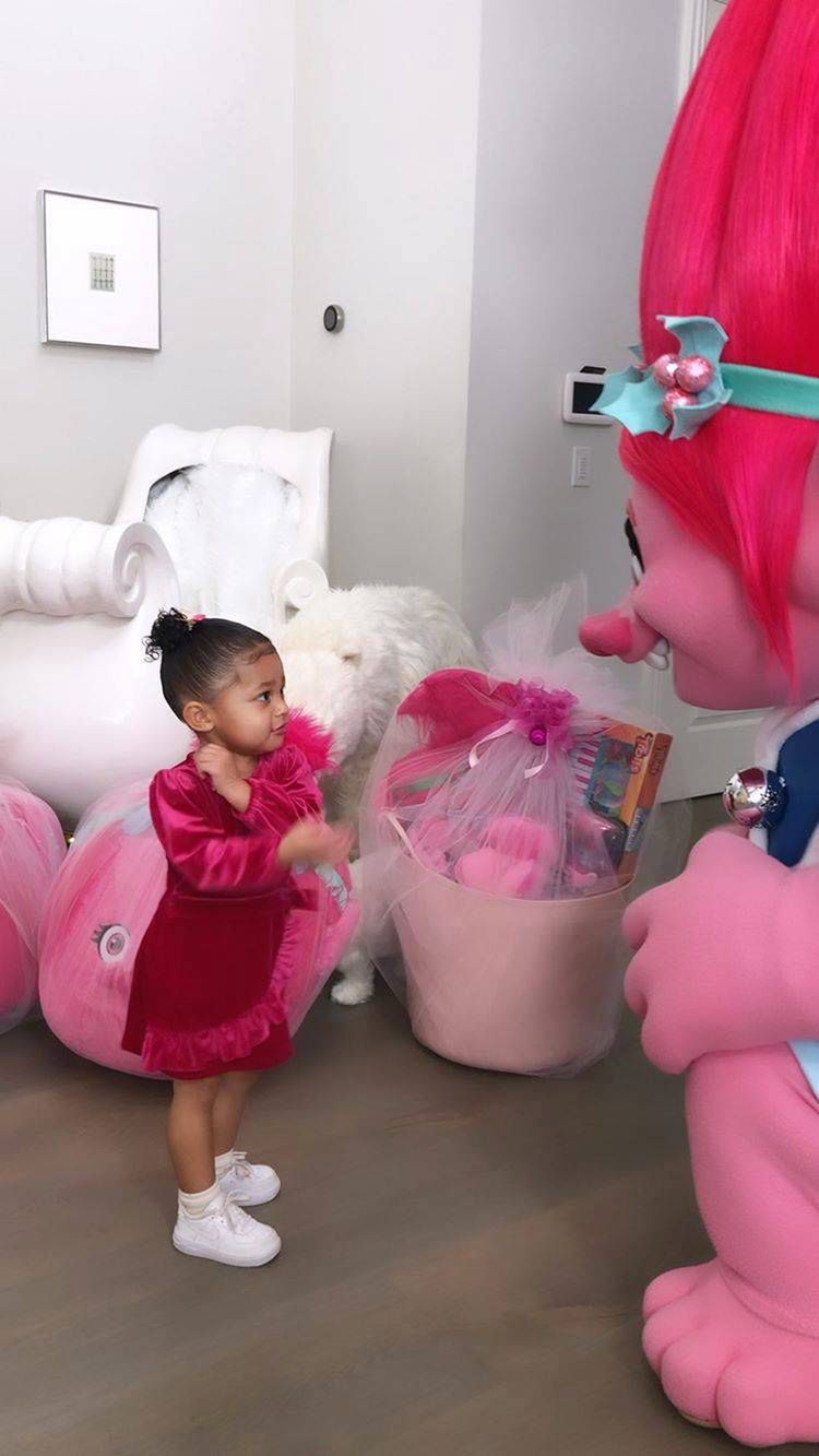 Stormi w oczekiwaniu na prezent