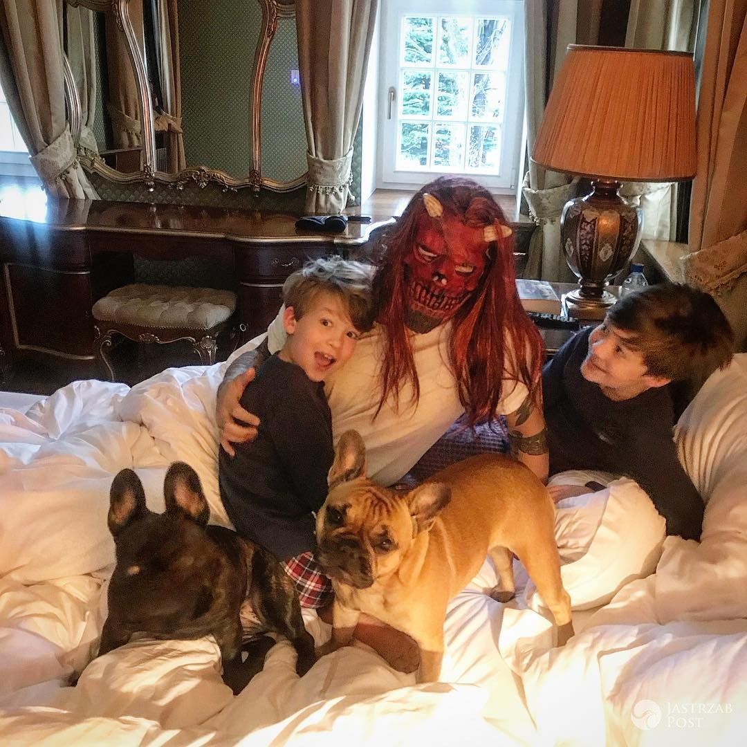 Radosław Majdan w masce budzi rodzinę