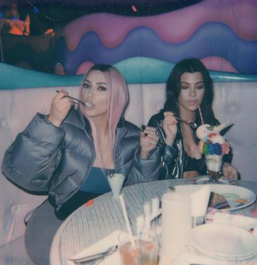 Kim i Kourtney Kardashian na lodach