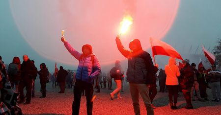 Marsz Niepodległości idzie ulicami Warszawy