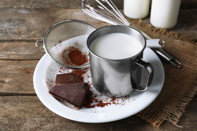 Popijasz czekoladę mlekiem? Te dwa produkty nie powinny być łączone w jednym posiłku
