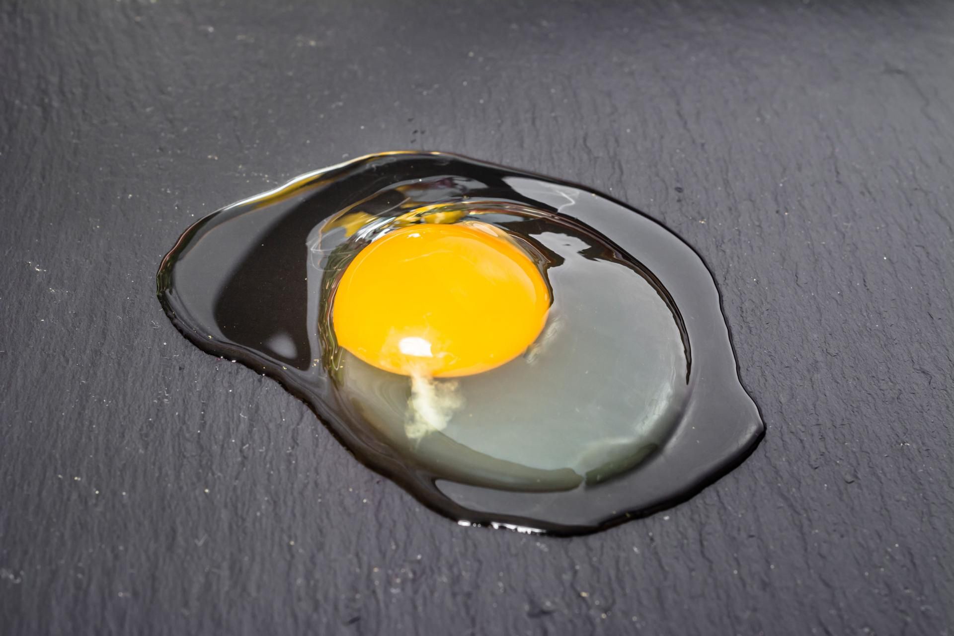 123rf Wiele osób sądzi, że surowe jajko to lepsze źródło białka 