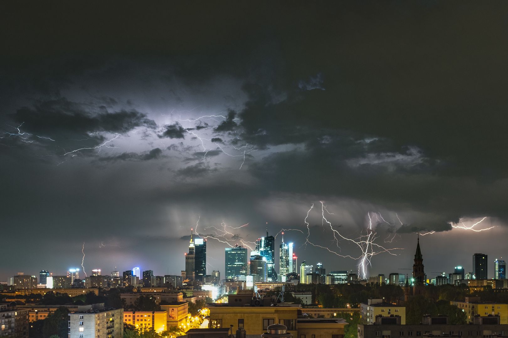 Burza nad Warszawą.