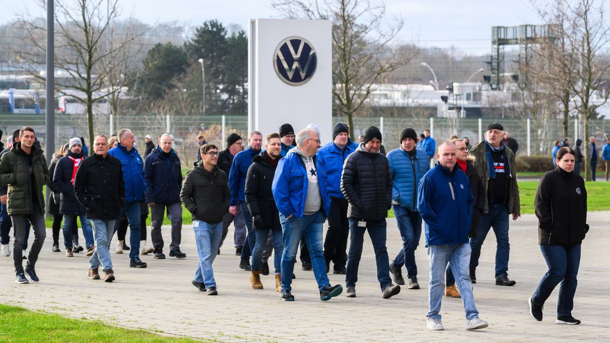 Volkswagen employees arrive to attend a strike rally on the premises of the Volkswagen (VW) main plant in Wolfsburg, German, 02 December 2024. IG Metall union is calling for warning strikes at several German Volkswagen locations in response to the German carmaker's plan to close three factories dedicated to its core brand in Germany and reduce employee wages, according to the company's workers council. EPA/JULIAN STRATENSCHULTE / POOL Dostawca: PAP/EPA.