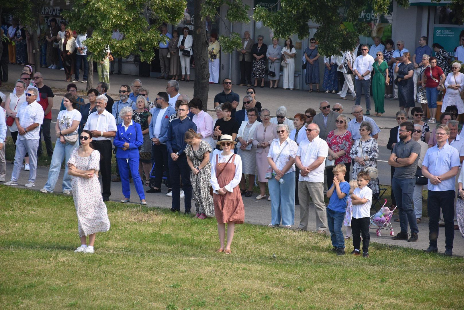 Boże Ciało na śremskich Jezioranach. Tłumy wiernych z parafii pw. Najświętszego Serca Jezusa modliły się podczas procesji [zdjęcia]