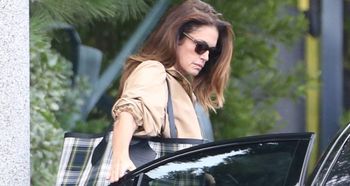 Pogrążona w żałobie Cindy Crawford sfotografowana w Los Angeles. Modelka odwiedziła córkę (FOTO)
