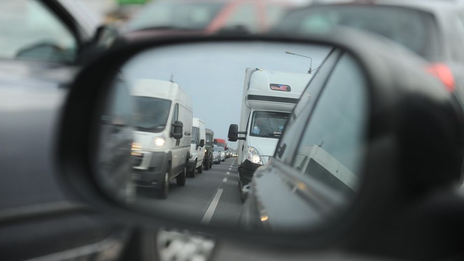 Średni wiek auta poruszającego się po polskich drogach to 15 lat, jak wynika z analizy liczącej ponad 23 mln używanych samochodów w Polsce bazy danych CARFAX. J