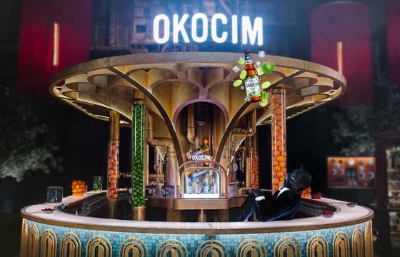 Błędny Rycerz reklamuje bezalkoholowe piwa Okocim