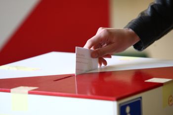 Przeliczono głosy w komisji. Nieprawidłowości na niekorzyść Nawrockiego