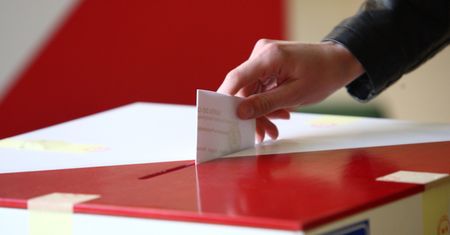 Przeliczono głosy w komisji. Nieprawidłowości na niekorzyść Nawrockiego