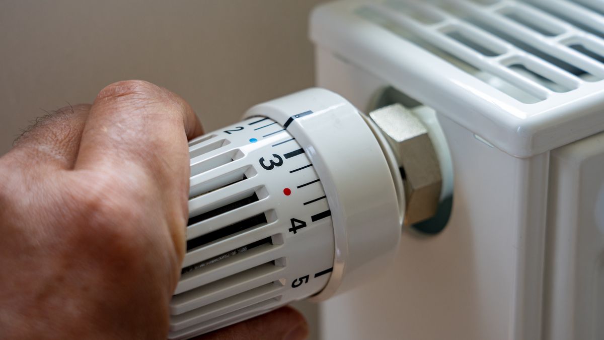 Steigende Heizkosten in der Krise: Mann regelt Temperatur zuhause mit dem Heizungsthermostat runter um zu Energie sparen
heizkosten, sparen, krise, heizung, ölkrise, hand, mann, runterregeln, energiekrise, Heizungsthermostat, Heizungsregler, thermostat, heizkörper, temperaturregler, anstieg, geld, senken, abrechnung, heizkostenabrechnung, Raumtemperatur, senkung, betriebskosten, einsparen, privater, haushalt, inflation, krieg, öl, hand, zuhause, energie, hitze, temperaturen, kalt, metall, warm, wasser, regler, raum, wand, hausverwaltung, Energieeinsparverordnung, Warmwasserheizungen, monatsbudget, budget