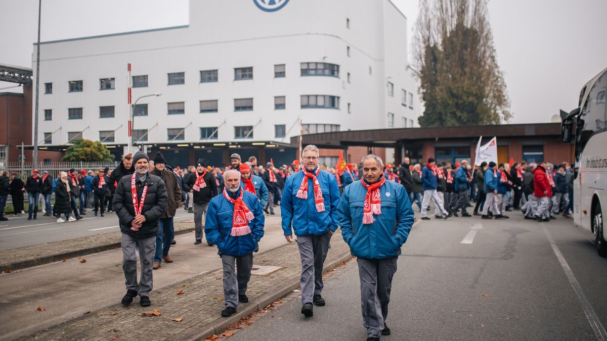 OSNABRUECK, GERMANY - NOVEMBER 06: Volkswagen workers gather to march during a warning strike outside the Volkswagen factory on November 06, 2024 in Osnabrueck, Germany. IG Metall, the labor union representing workers in the metal and electrical sectors, is leading strikes nationwide in an effort to add pressure on employers during ongoing negotiations over pay and working conditions. The strikes are occurring as Germany is struggling with a near-stagnant economy. Volkswagen, in an effort to restore profitability in the face of a stark decline in global sales of its cars, is considering closing the Osnabrueck plant. (Photo by Hesham Elsherif/Getty Images)