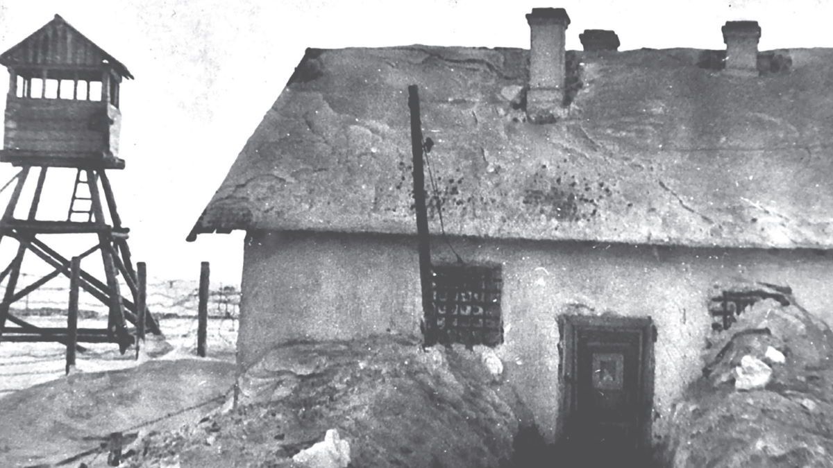 Karcer i wieża strażnicza w jednym z sowieckich łagrów