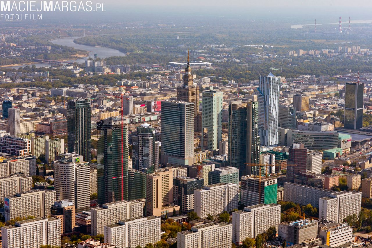 Wszystko zaczęło się od pomysłu, który przerodził się w marzenie. Maciej postanowił przedstawić swój pomysł użytkownikom serwisu pomagam.pl, gdzie rozpoczął zbiórkę pieniędzy na odbycie lotów śmigłowcem na Warszawą i uwiecznienie wszystkiego na zdjęciach.