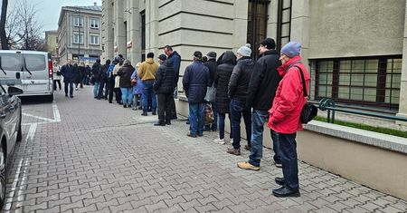 Za czym oni tak stali? Tak wyglądał czwartkowy poranek przed oddziałem Narodowego Banku Polski w Lublinie