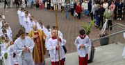 Blisko 30 dzieci przystąpiło do Pierwszej Komunii Świętej. Wyjątkowa uroczystość w kościele Matki Boskiej Częstochowskiej w Pleszewie