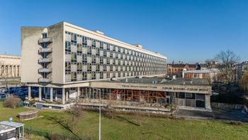 Kraków: Taras dawnego hotelu Cracovia zakryty plandeką. Architektoniczna perełka powoli się sypie?