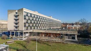 Kraków: Taras dawnego hotelu Cracovia zakryty plandeką. Architektoniczna perełka powoli się sypie?