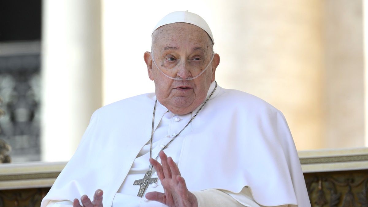 Papież Franciszek przebywał w szpitalu. Kontynuuje terapię.