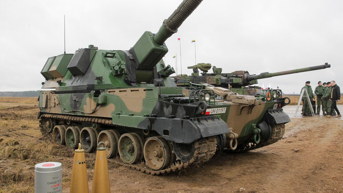 Koreańska armatohaubica K9 podczas strzelań na strzelnicy czołgowej w Wierzbinach, marzec 2023 r.