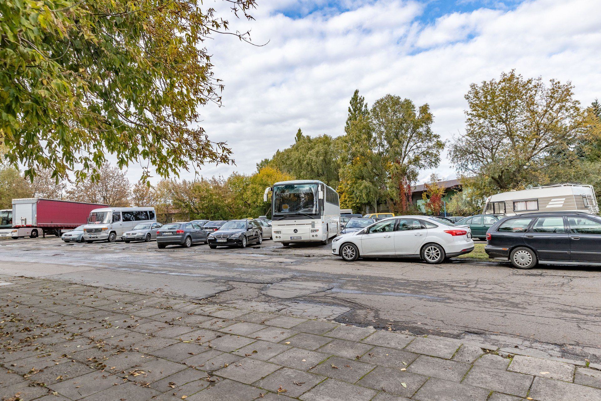 Mieszkańcy i radni z Podgórza wnioskują o rozszerzenie strefy płatnego parkowania o tereny w rejonie dworca Kraków Płaszów. 